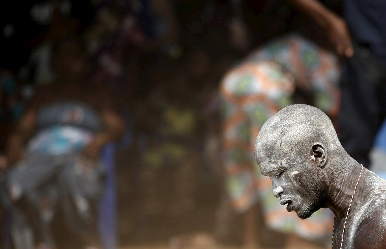 Un devoto asiste al festival de vudú anual en Ouidah en Benin.