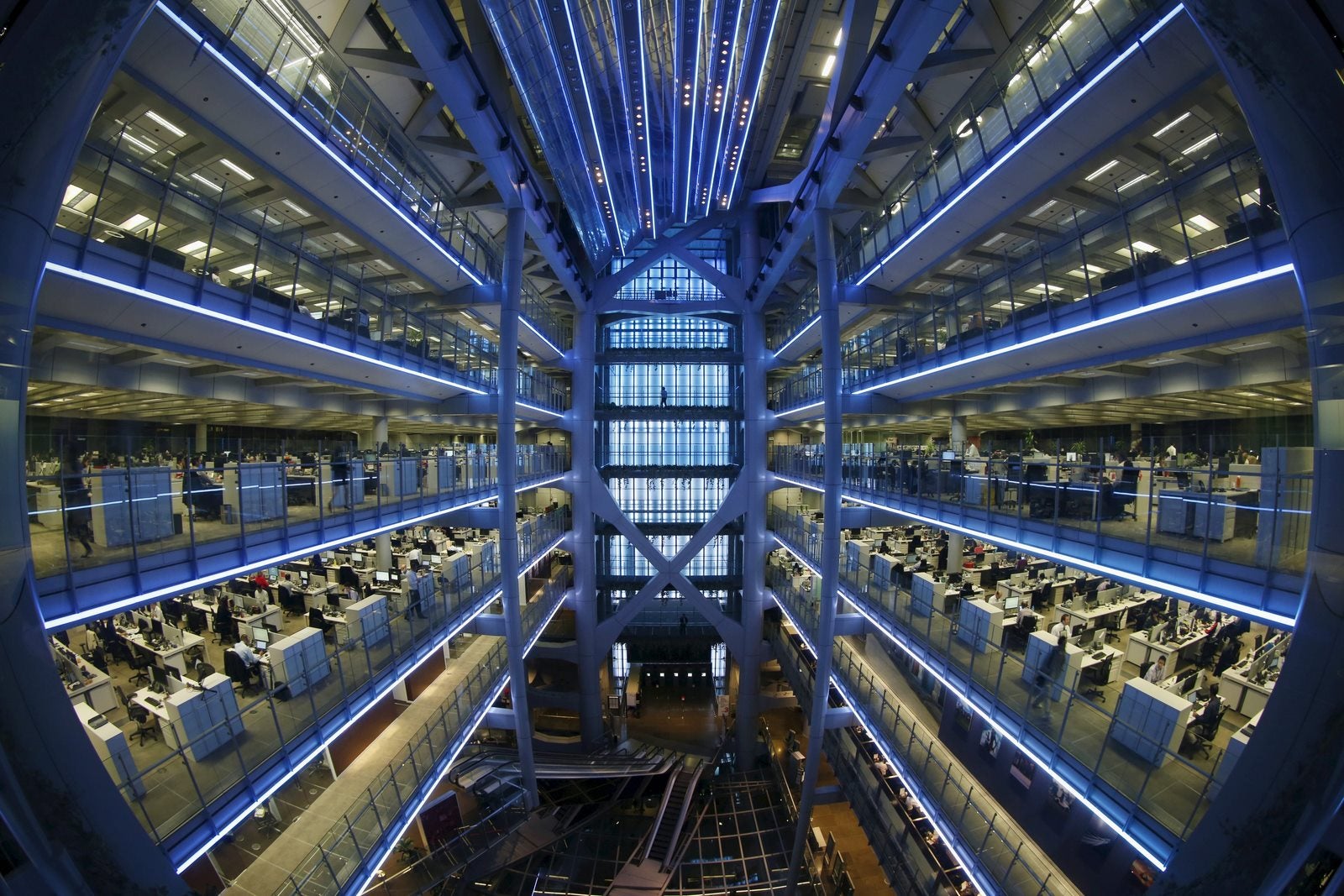 Vista ojo de pez dentro de la sede de HSBC en Hong Kong.