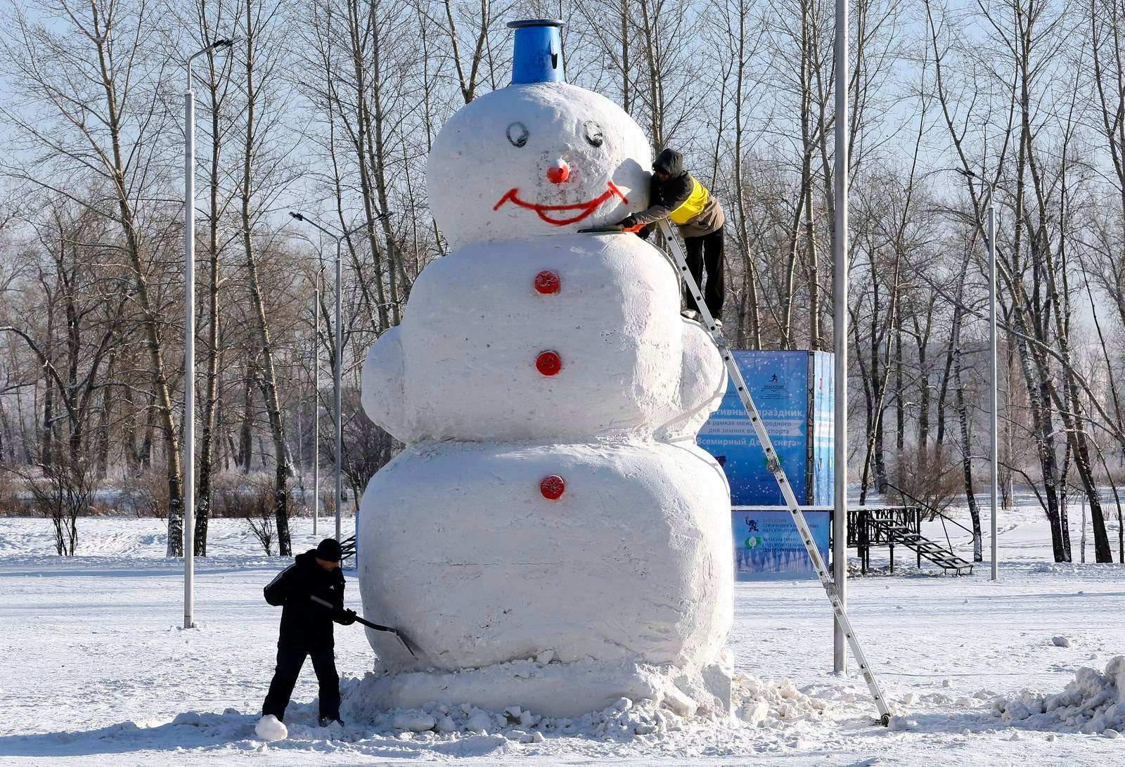 construyen un muñeco de nieve a 5 metros de altura en un parque en una ciudad siberiana de Krasnoyarsk, Rusia.