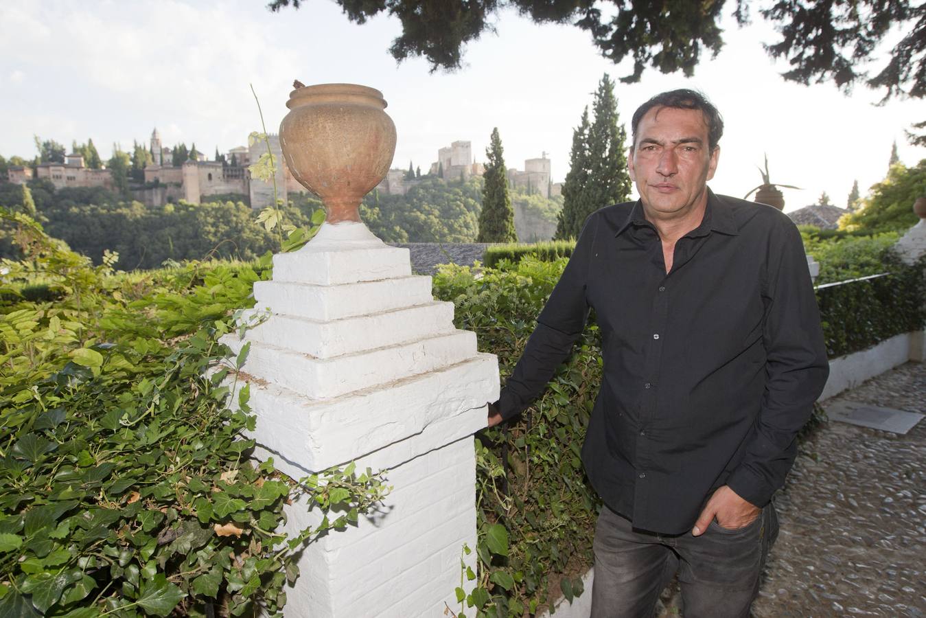 José Luis Serrano posa en los jardines del Carmen de la Victoria, en septiembre de 2013.