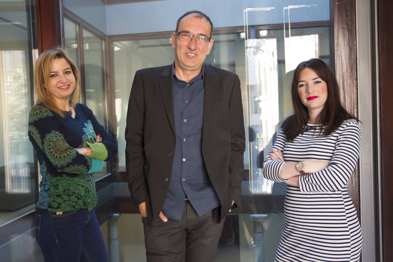 Serrano, entre Carmen Lizárraga y Ana Terrón, presentando la campaña de Podemos para las andaluzas.