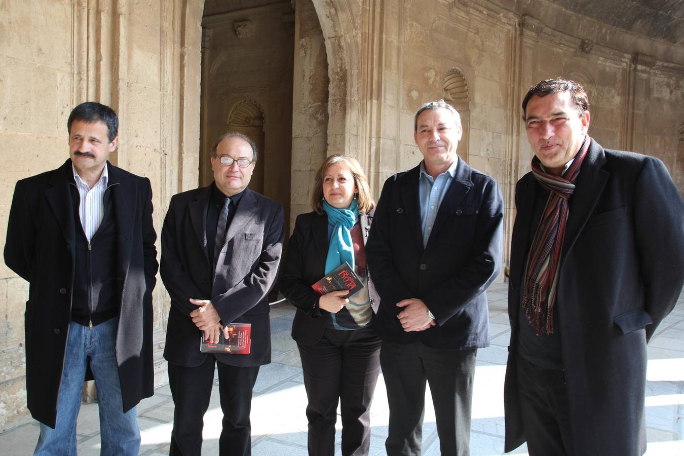 José Luis Serrano, primero por la derecha, en la presentación del libro 'La colina roja', en febrero de 2009.