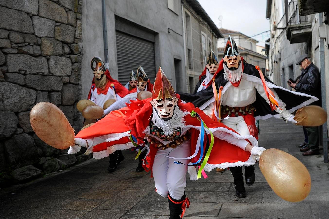 Un grupo de Pantallas recorre esta mañana las calles de Xinzo de Limia (Ourense), durante el 'Domingo corredoiro', como prólogo de los platos fuertes del Entroido (carnaval) orensano. Las 'pantallas' son los personajes tradicionales del entroido de Xinzo