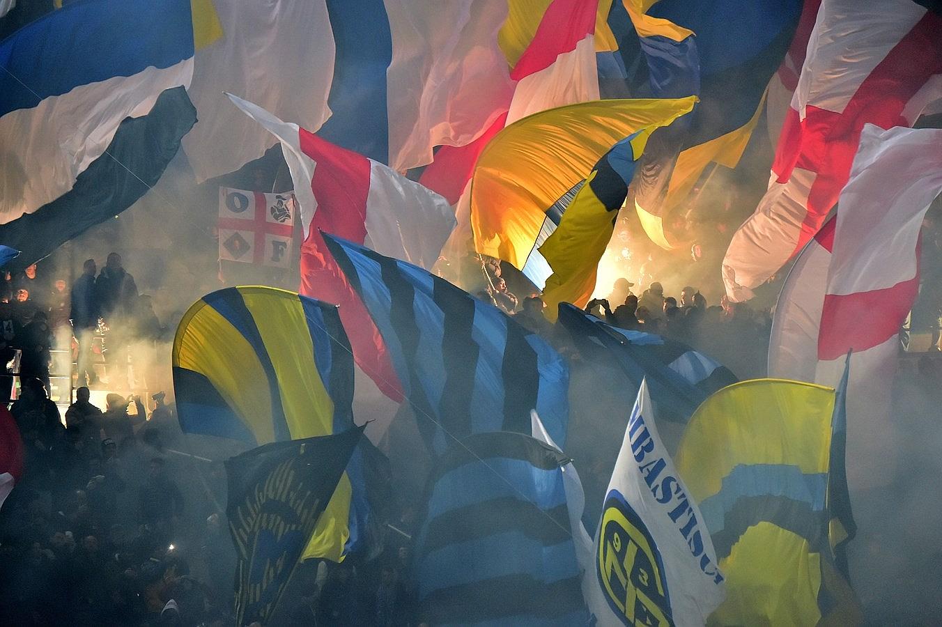 Seguidores del Inter de Milán ondean banderas durante la Serie A italiana de fútbol entre el AC Milan y el Inter de Milán en el estadio de San Siro en Milán.