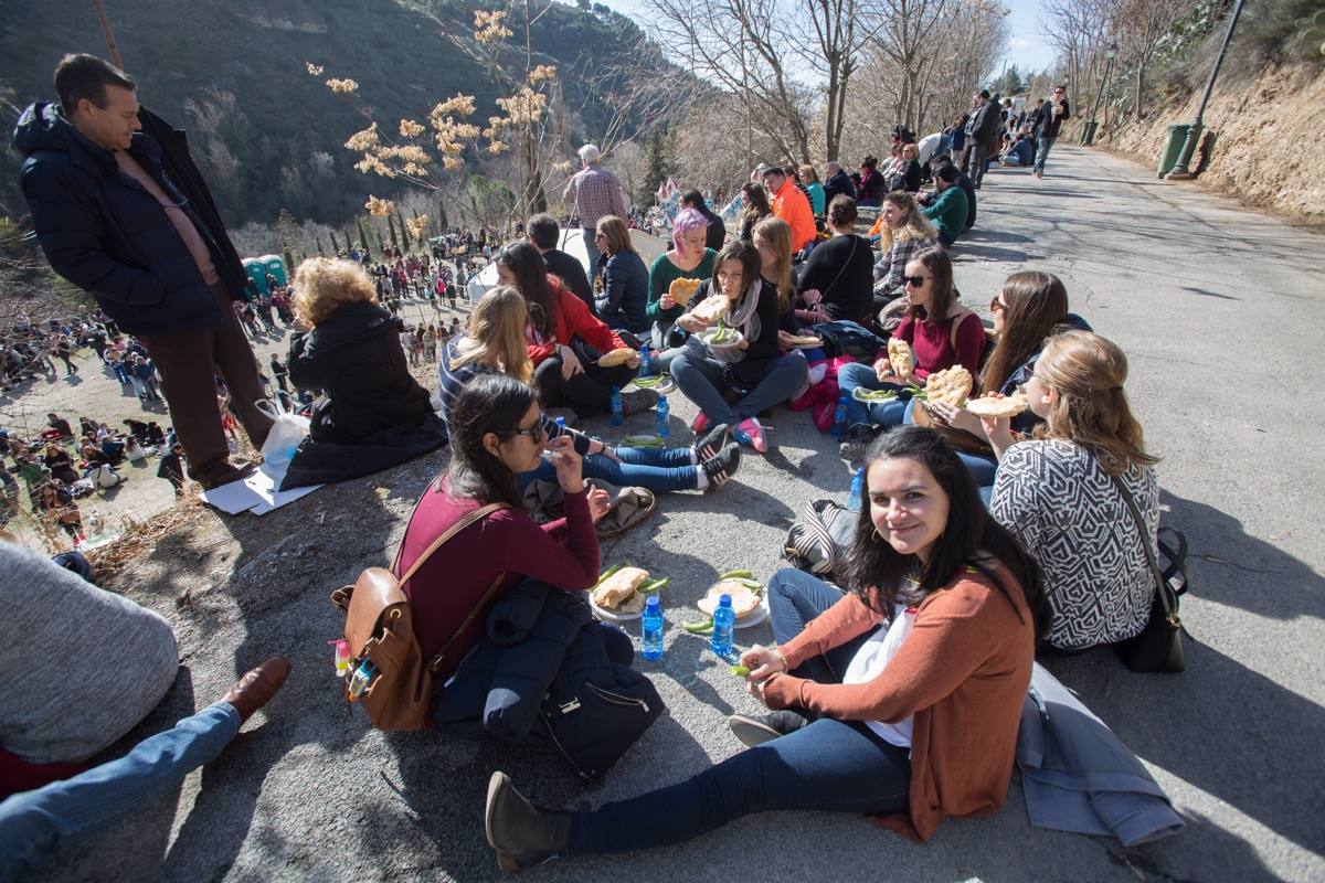 Un millar de granadinos participa en el Sacromonte en la romería de su patrón