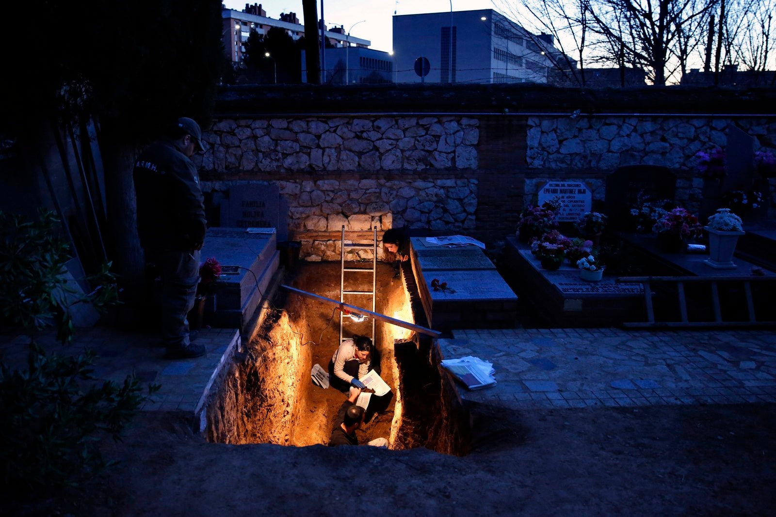 Los miembros de la Asociación para la Recuperación de la Memoria Histórica participan en la exhumación de la tumba en el cementerio de Guadalajara, España.