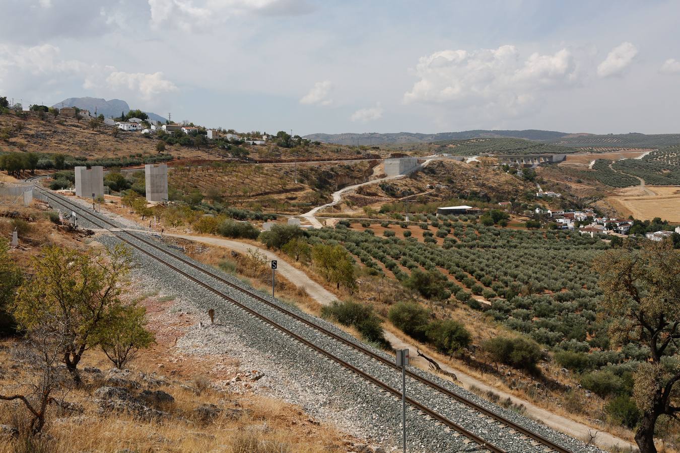 Imagen del trazado del tren a su paso por La Atajea, septiembre de 2015.