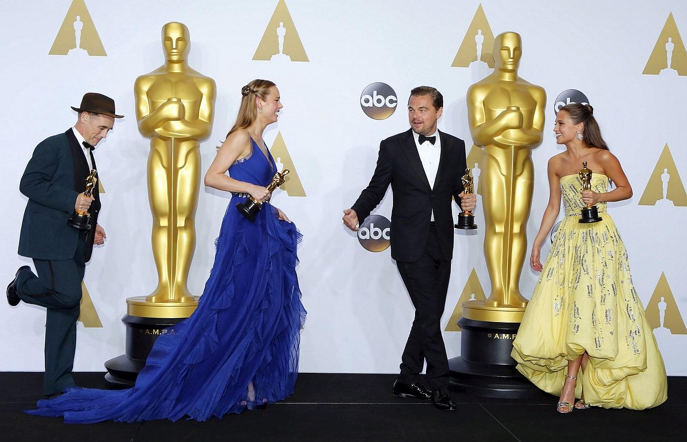 el Mejor actor de reparto Mark Rylance, "Puente de los espías", la Mejor actriz Brie Larson, "Sala", el mejor actor Leonardo DiCaprio, "The Revenant" y la mejor actriz Alicia Vikander, "The Danish Girl", durante los premios de la Academia 88a en Hollywood, California.