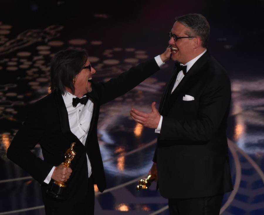 Charles Randolph y Adam McKay recogen el Oscar al mejor guión adaptado por 'La gran apuesta'.