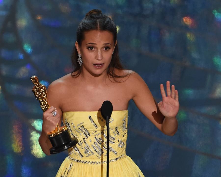 Alicia Vikander agradece el Oscar a la mejor actriz de reparto, conseguido por su labor en 'La chica danesa'.