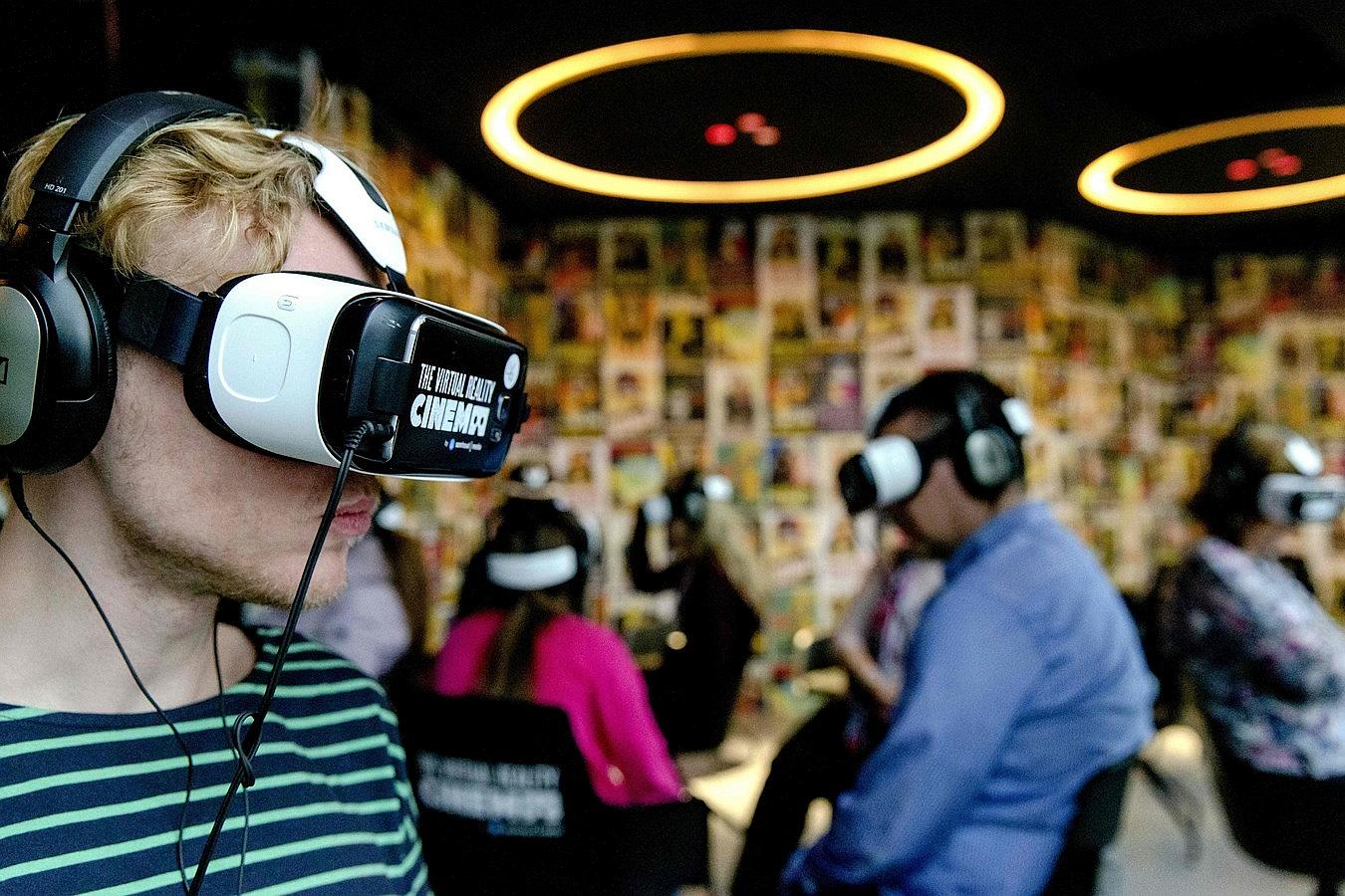 Los espectadores con auriculares en el primer cine de realidad virtual permanente del mundo en Ámsterdam.