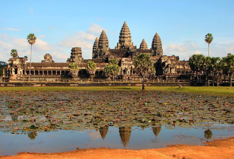 1. Ankgor Wat. Este templo hindú data del siglo XII, es uno de los monumentos religiosos más grandes del mundo y se ha convertido con el tiempo en el emblema de Camboya