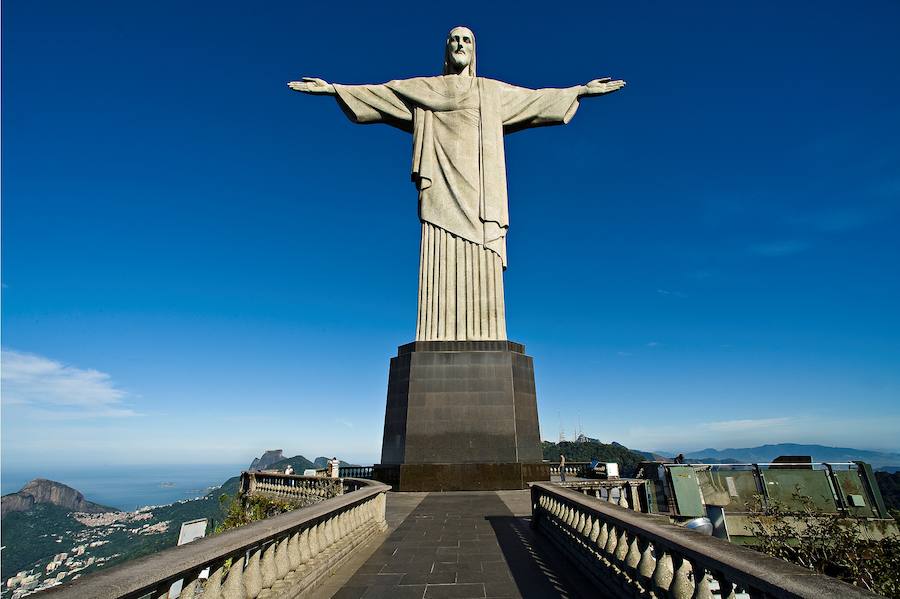 9. Cristo Redentor. Situado en Río de Janeiro, Brasil, su vista nocturna impresiona a cualquiera que consigue verlo ya que parece que está volando sobre el monte Corcovado