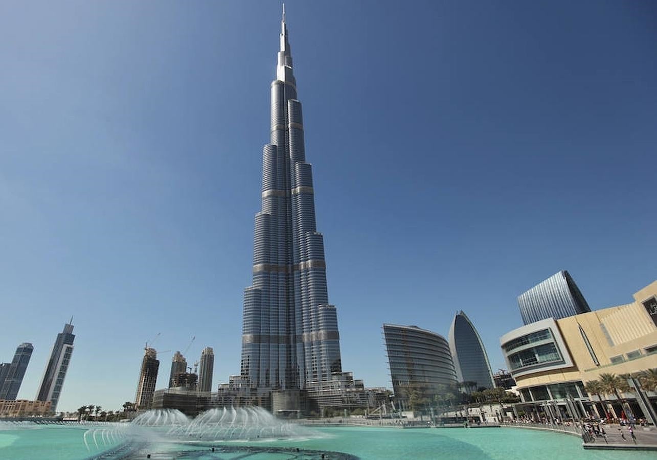 19. Burj Khalifa. Con sus 828 metros es el edificio más grande del planeta, en la planta 124, una zona de observación permite ver todo Dubai y gran parte del golfo Pérsico