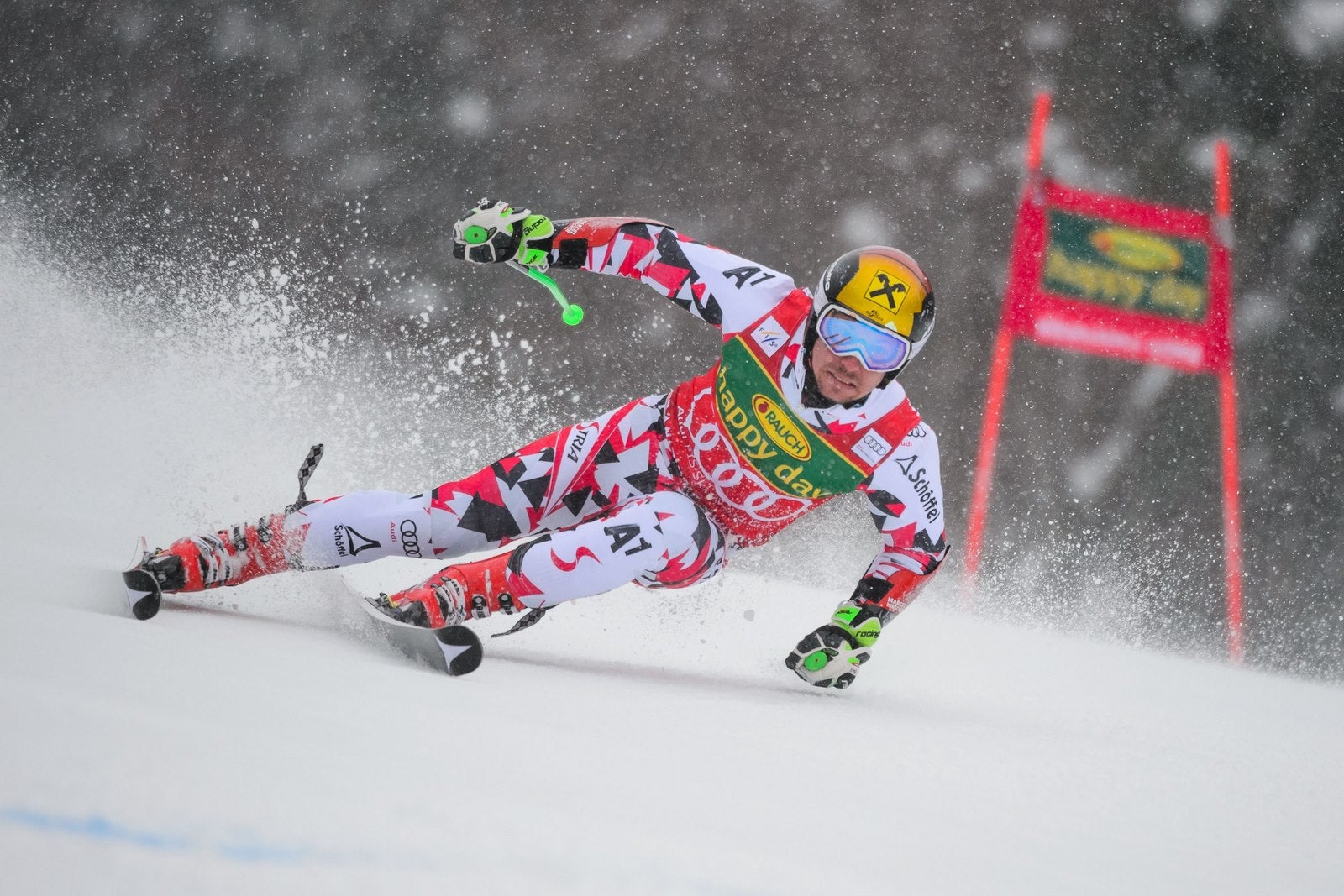Marcel Hirscher de Austria compite durante slalom gigante de los hombres de la Copa del Mundo de Esquí alpino en Kranjska Gora, Eslovenia.