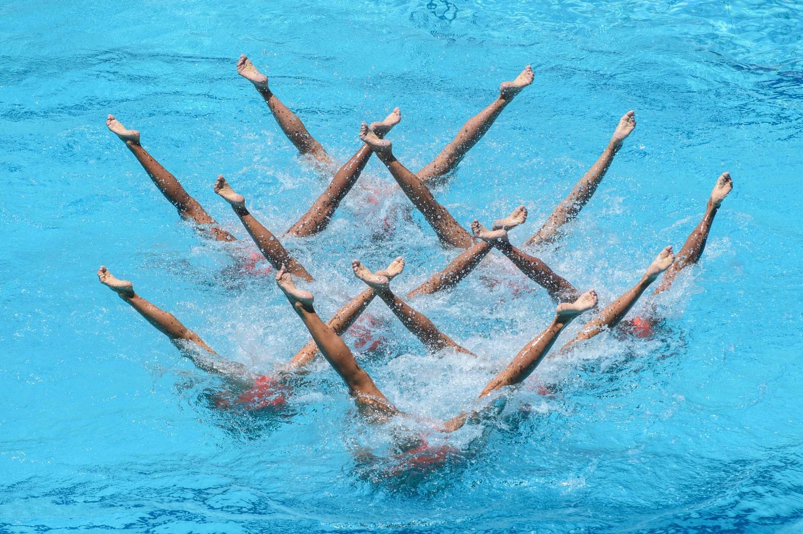 El equipo de natación sincronizada de Japón realiza la rutina libre de los equipos del Torneo de Clasificación FINA de Natación Sincronizada Juegos Olímpicos en el Centro Acuático Maria Lenk, en Río de Janeiro, Brasil.