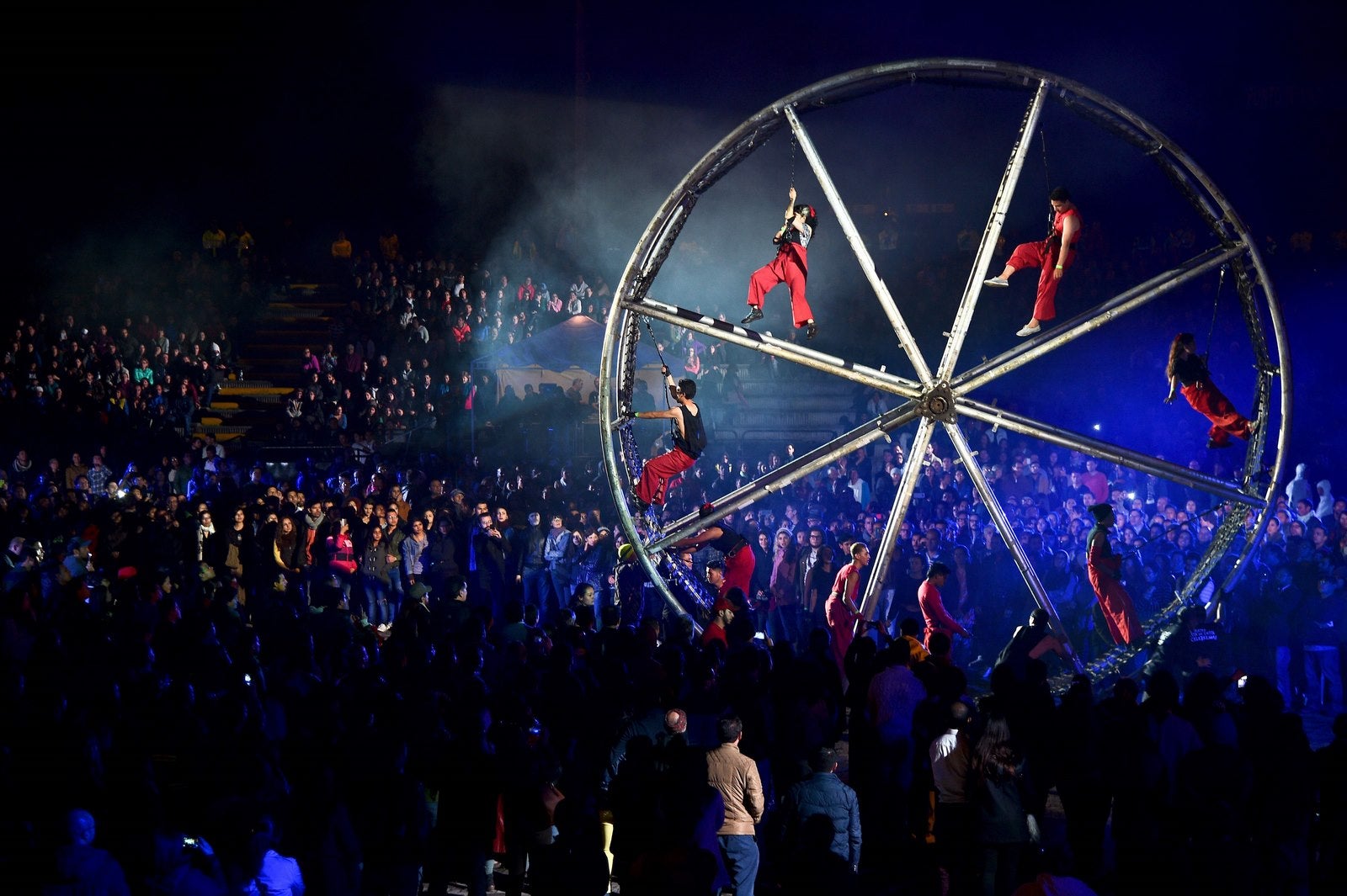 "Afrodita y el juicio de Paris", con coreografía de la compañía española La Fura dels Baus, se lleva a cabo durante la apertura de la 15 Festival Iberoamericano de Teatro en Bogotá, Colombia.