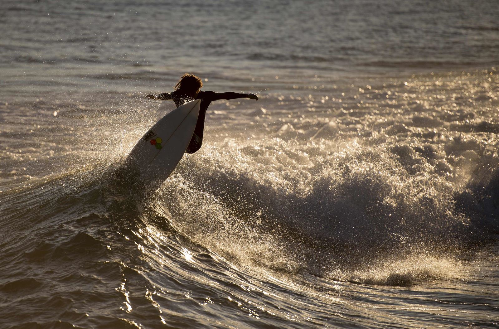 Un surfista cabalga una ola en un día de oleaje en el mar Mediterráneo en Varazze