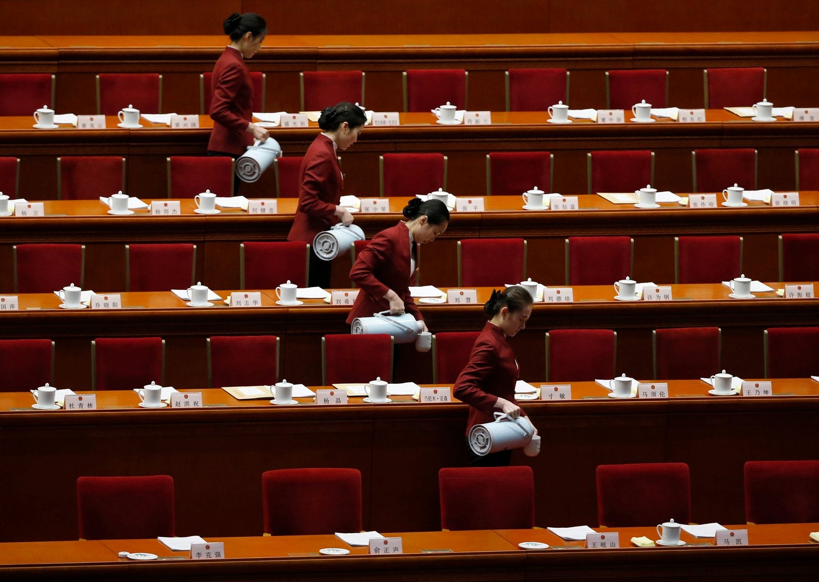 Los asistentes preparan el té en el interior del Gran Palacio del Pueblo, antes de la segunda sesión plenaria de la Asamblea Popular Nacional en Beijing, China.