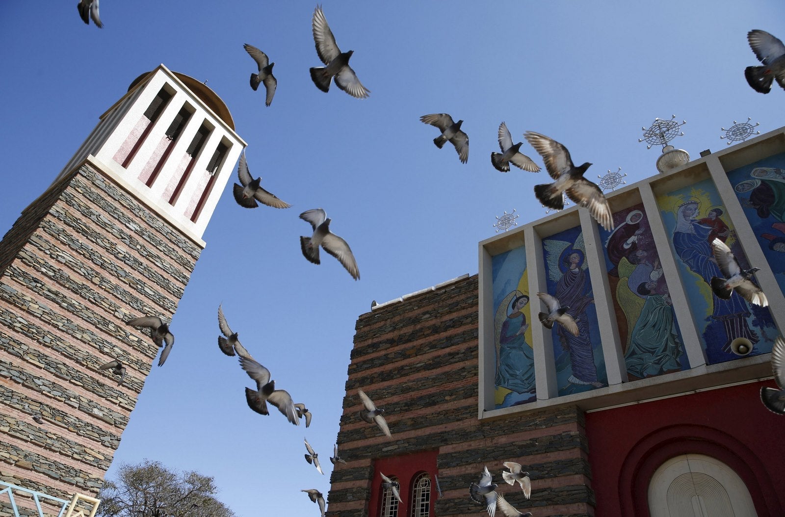 Las palomas vuelan cerca de la catedral ortodoxa Mariam NDA en la capital de Eritrea, Asmara.