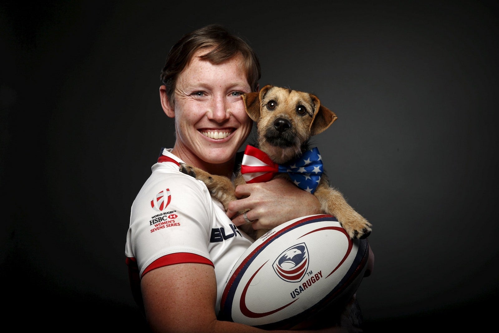 La jugadora de rugby jillion Potter posa con su perro Cody en la Cumbre de Medios Comité Olímpico EE.UU. en Beverly Hills, Los Ángeles, California