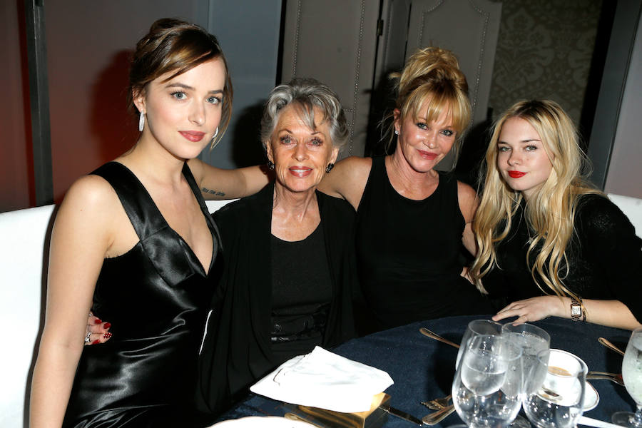 6. TIPPI HEDREN, MELANIE GRIFFITH, DAKOTA JOHNSON Y STELLA BANDERAS. Tippi Hedren y Melanie Grifith son madre e hija, mientras que Dakota Johnson y Stella Banderas son hijas de Griffith, y por tanto nietas de Hedren