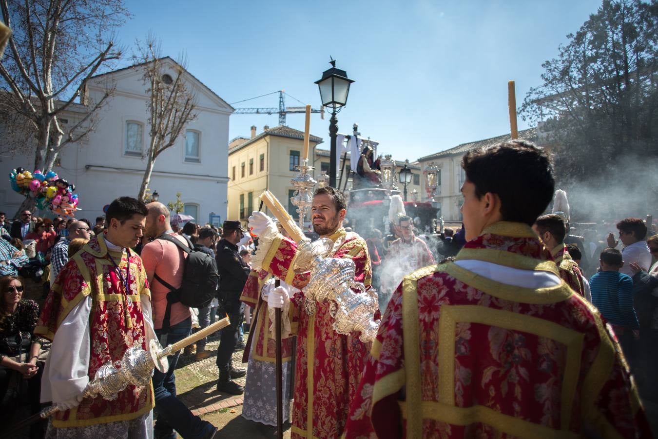 Miles de personas piden tres gracias ante el Cristo de los Favores de Granada