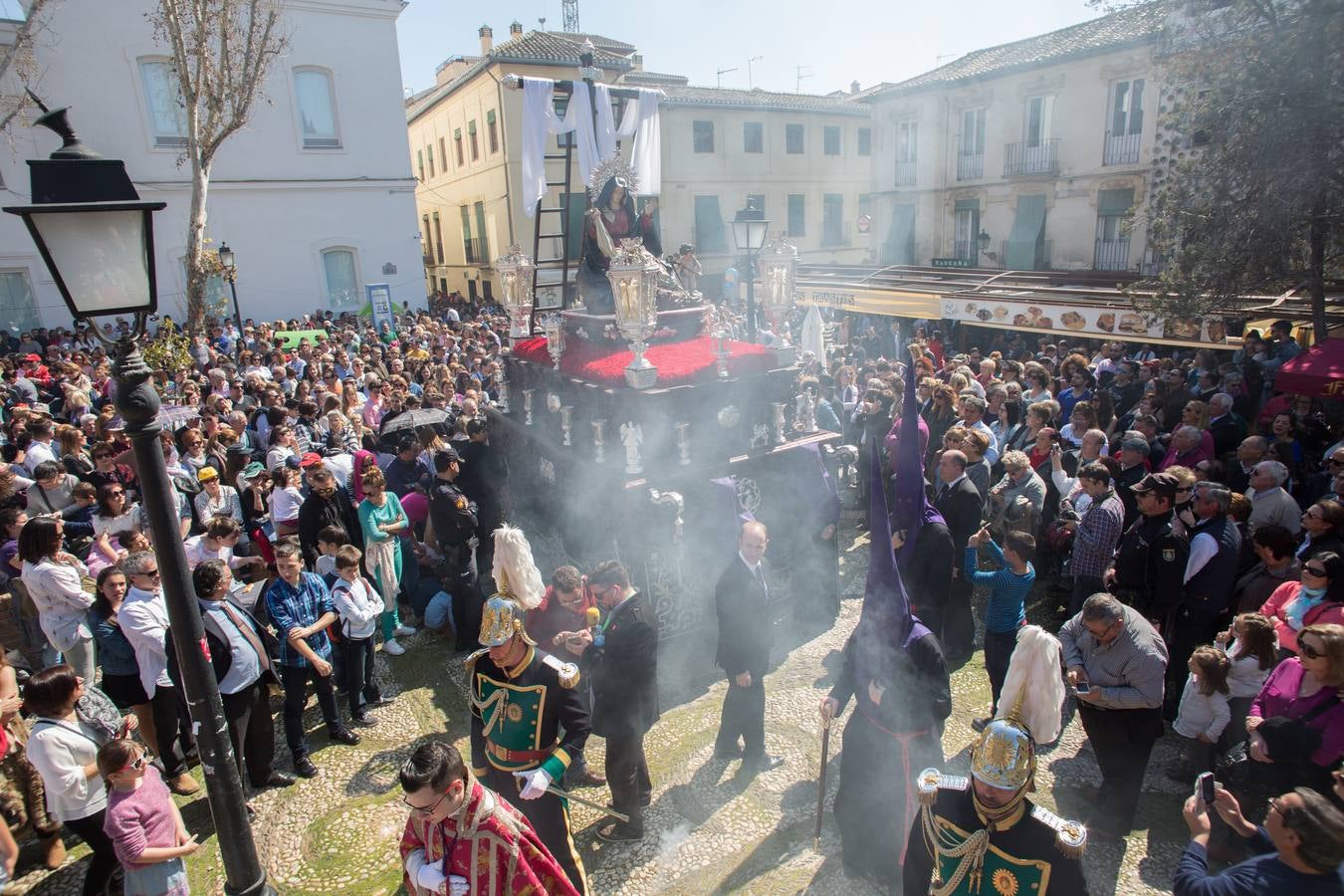 Miles de personas piden tres gracias ante el Cristo de los Favores de Granada