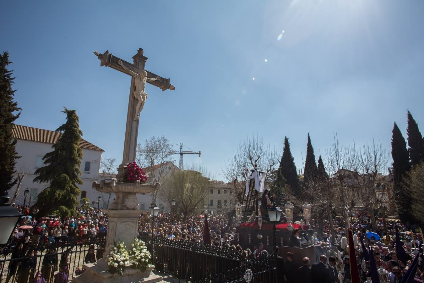 Miles de personas piden tres gracias ante el Cristo de los Favores de Granada