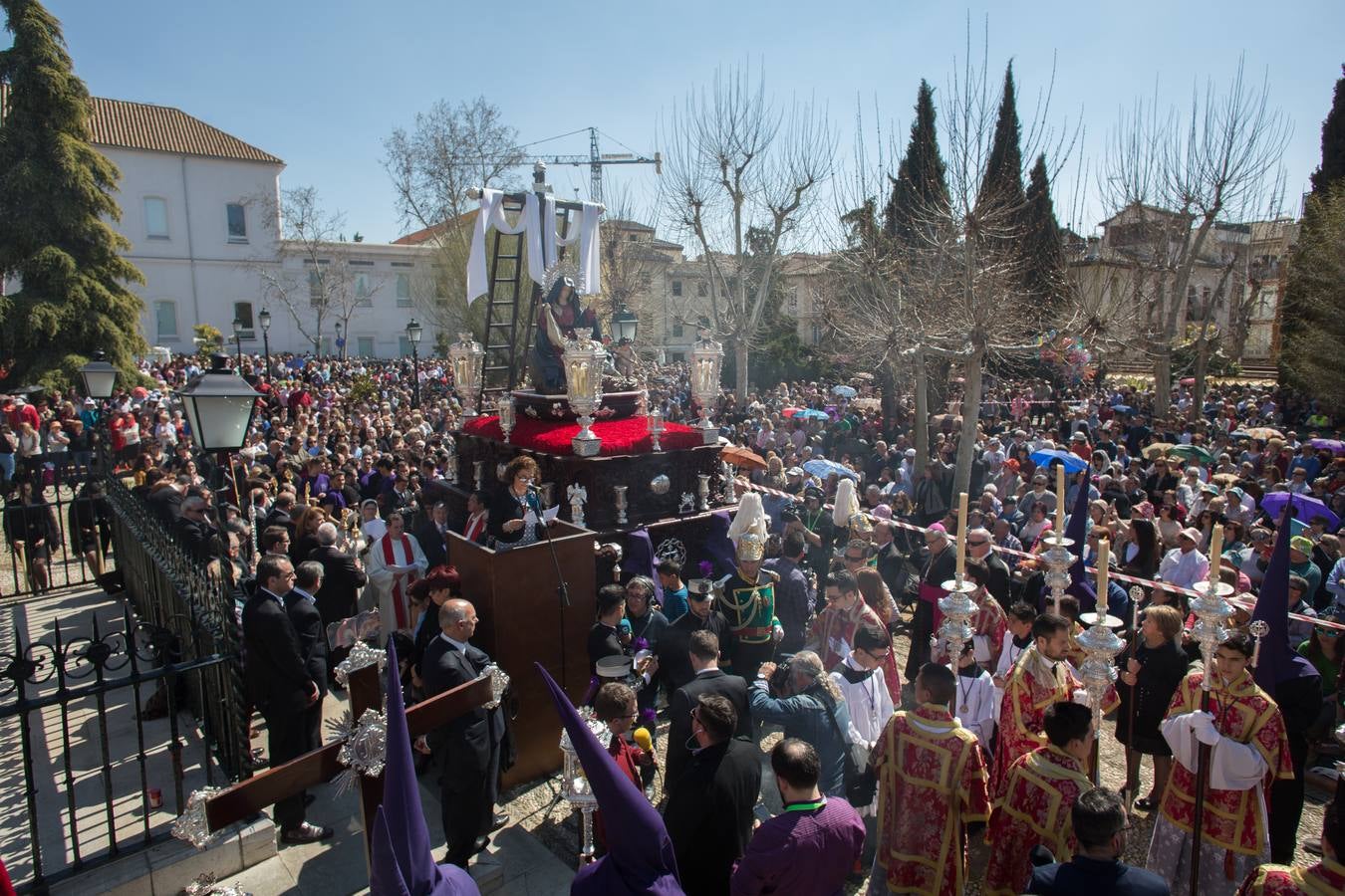 Miles de personas piden tres gracias ante el Cristo de los Favores de Granada