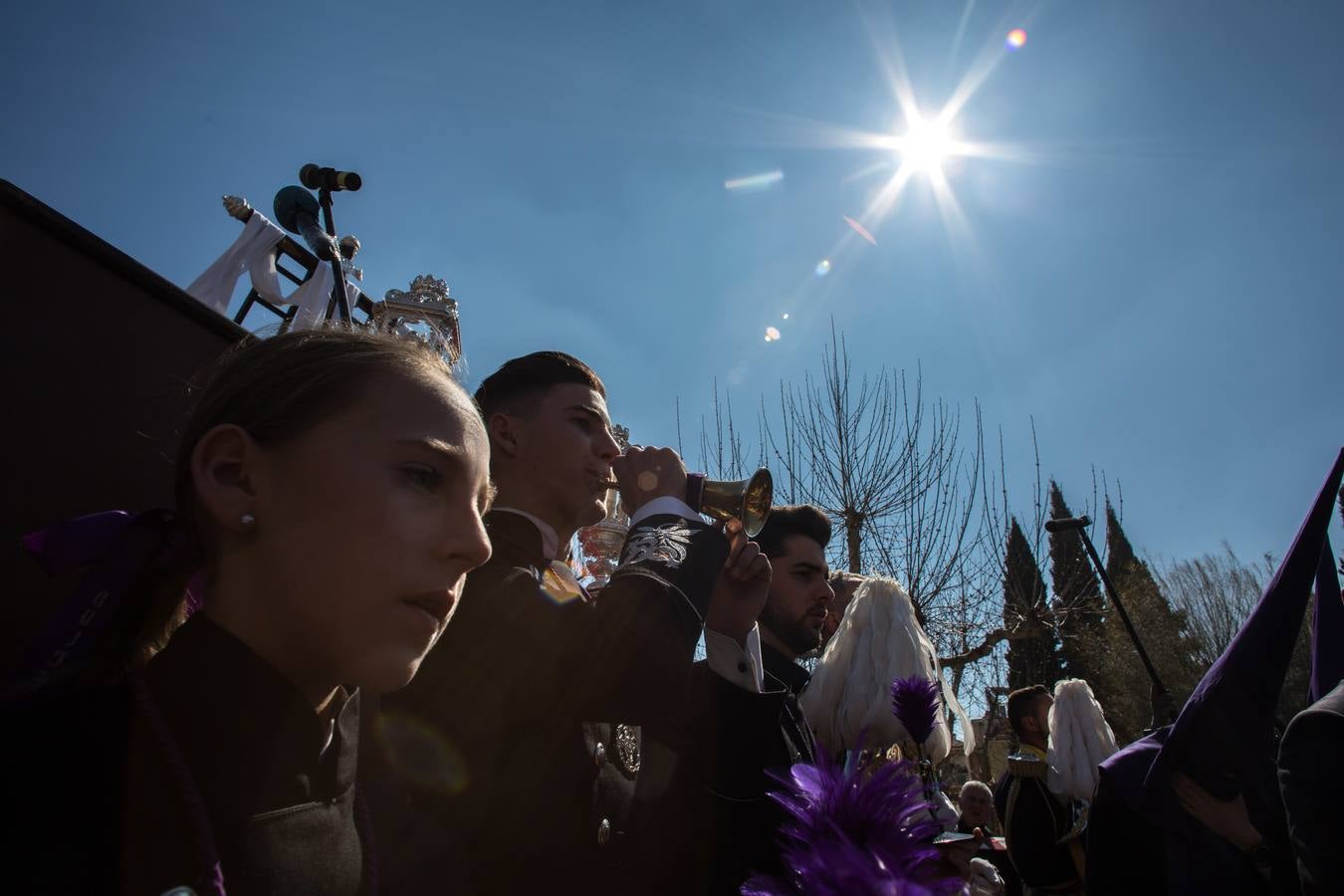 Miles de personas piden tres gracias ante el Cristo de los Favores de Granada