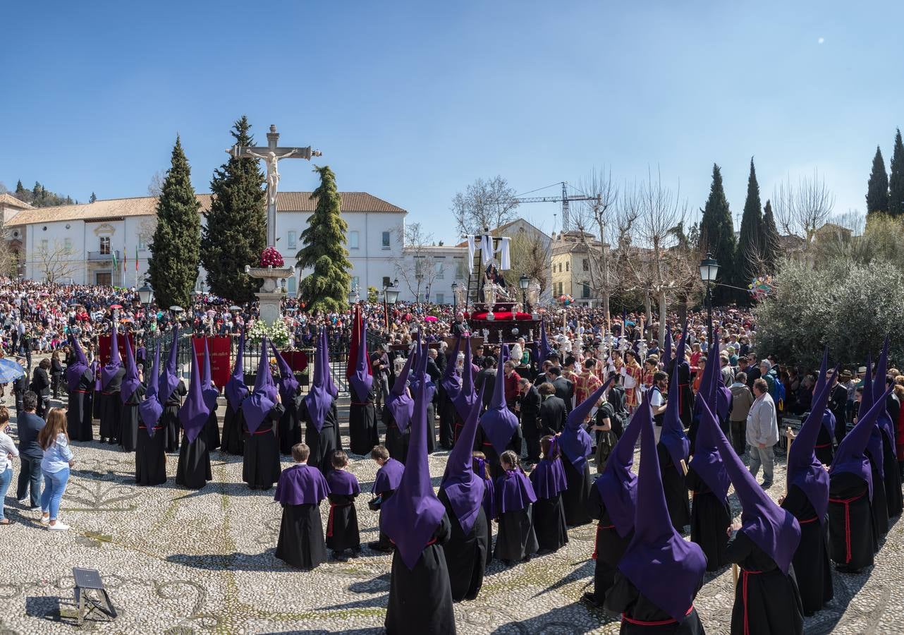 Miles de personas piden tres gracias ante el Cristo de los Favores de Granada