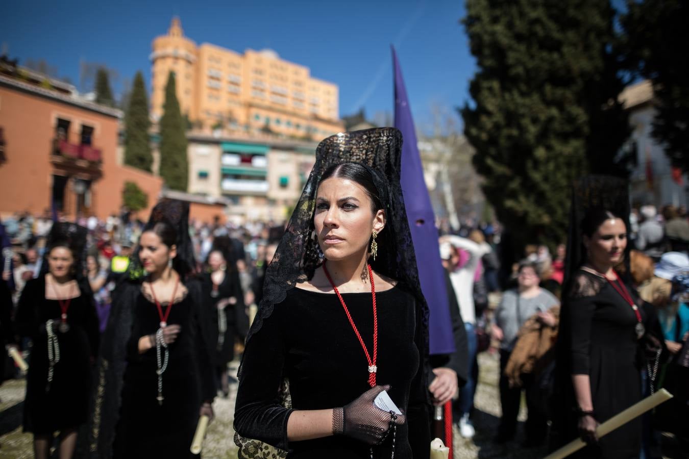 Miles de personas piden tres gracias ante el Cristo de los Favores de Granada