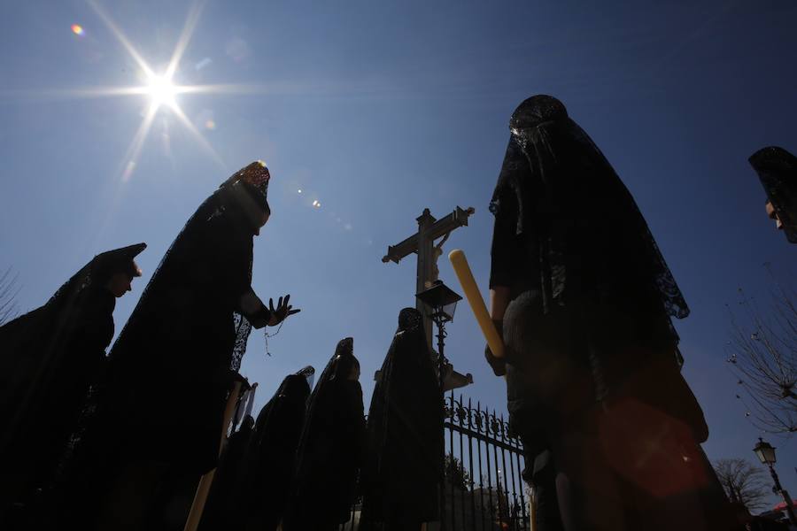 Las imágenes del Viernes Santo de Granada, en directo