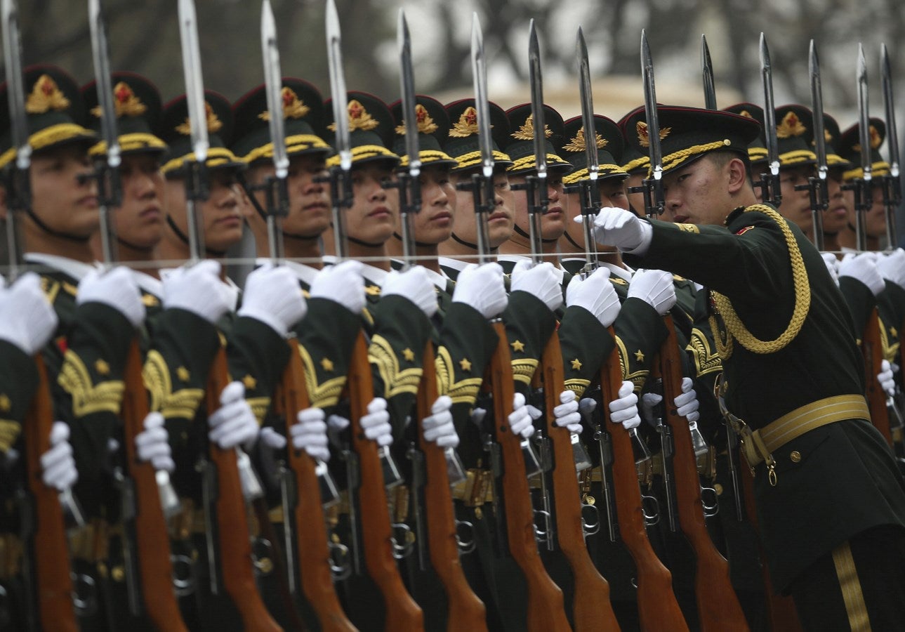 Varios soldados del Ejército de Liberación Popular Chino Que comprueban filas Durante Una ceremonia de bienvenida en el Gran Palacio del Pueblo en Pekín ( China).