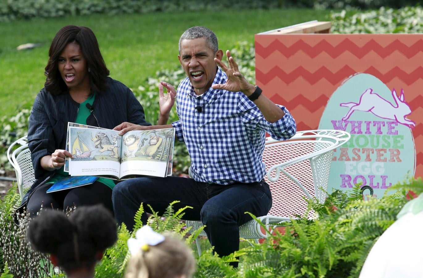 El presidente estadounidense Barack Obama y la primera dama Michelle Obama realizan una lectura del libro infantil "Donde viven los monstruos" para los niños reunidos en la Casa Blanca.
