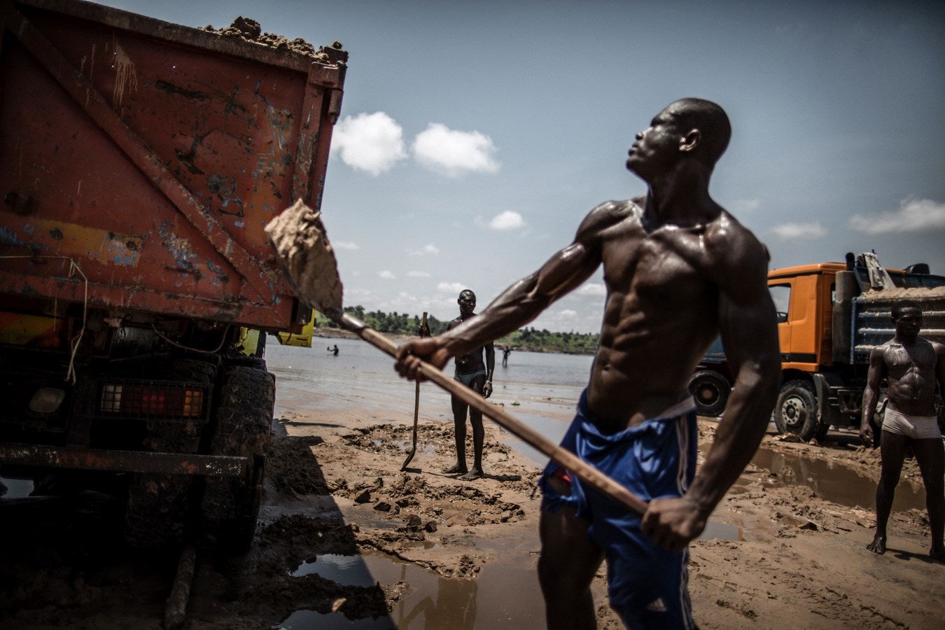 Excavadores de arena cargan camiones en una cantera en las orillas del río Congo en el distrito Kombe de Brazzaville.