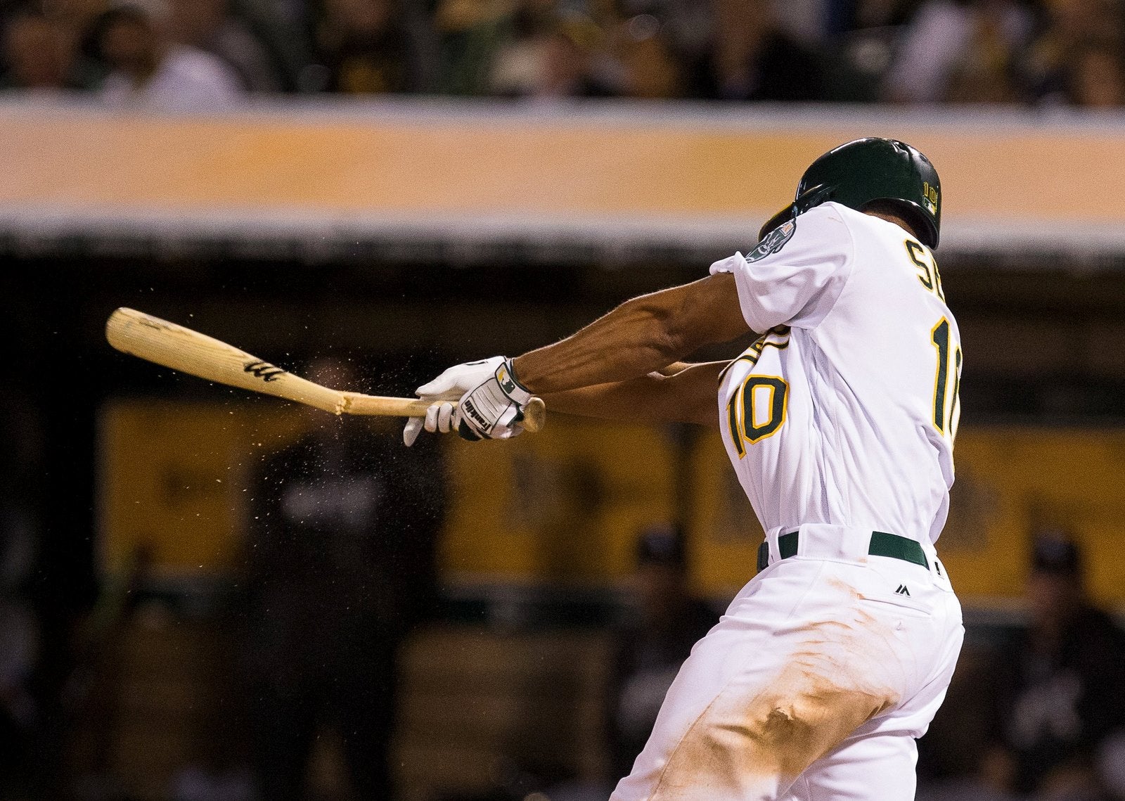 Marcus Semien, rompe su bate contra los Medias Blancas de Chicago durante la cuarta entrada en el Oakland Coliseum. Mandatory Credit