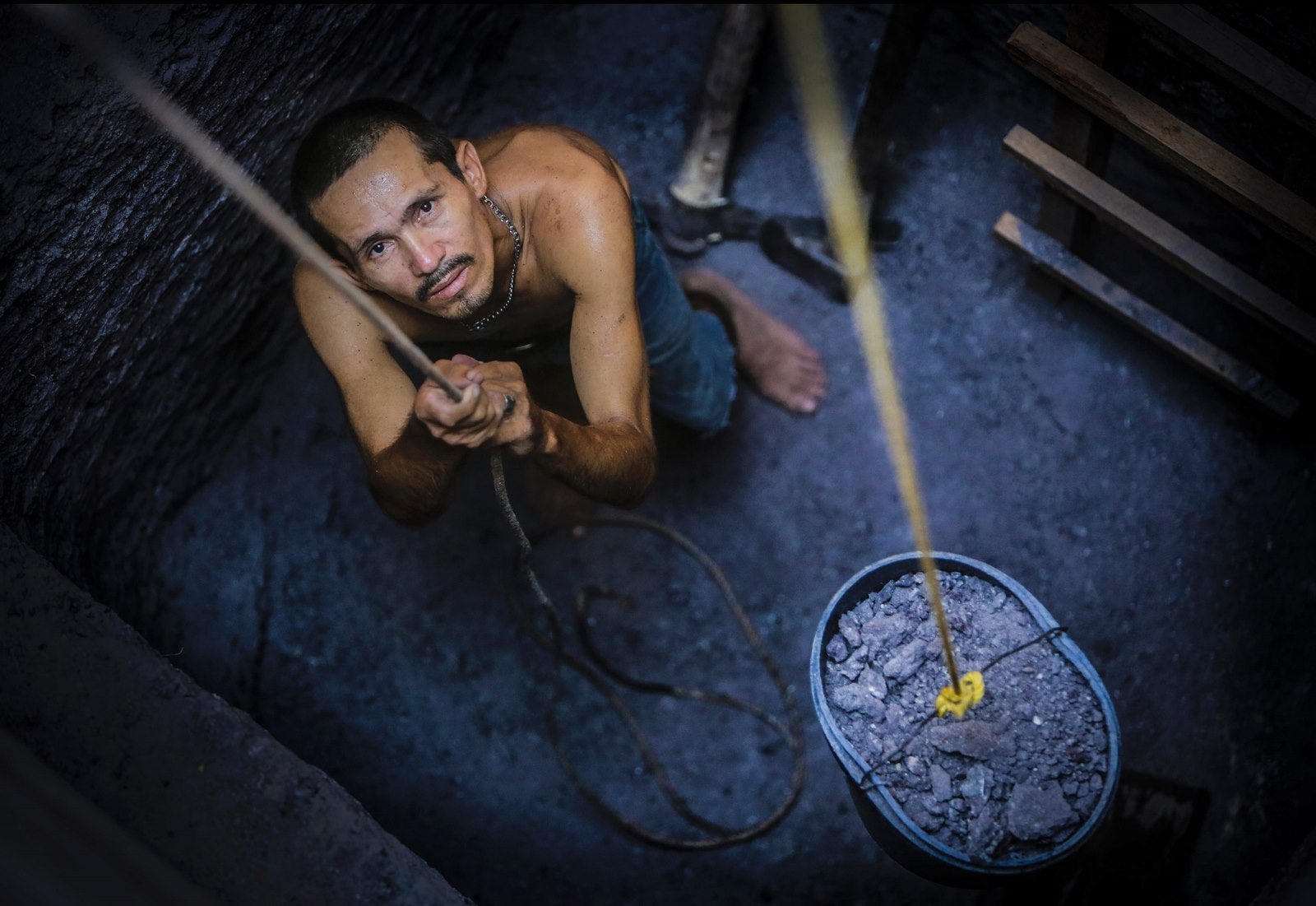 El nicaragüense Carlos González busca agua en un pozo a unos 15 metros en La Ceiba Comunidad en Boaco a unos 53 km de Managua