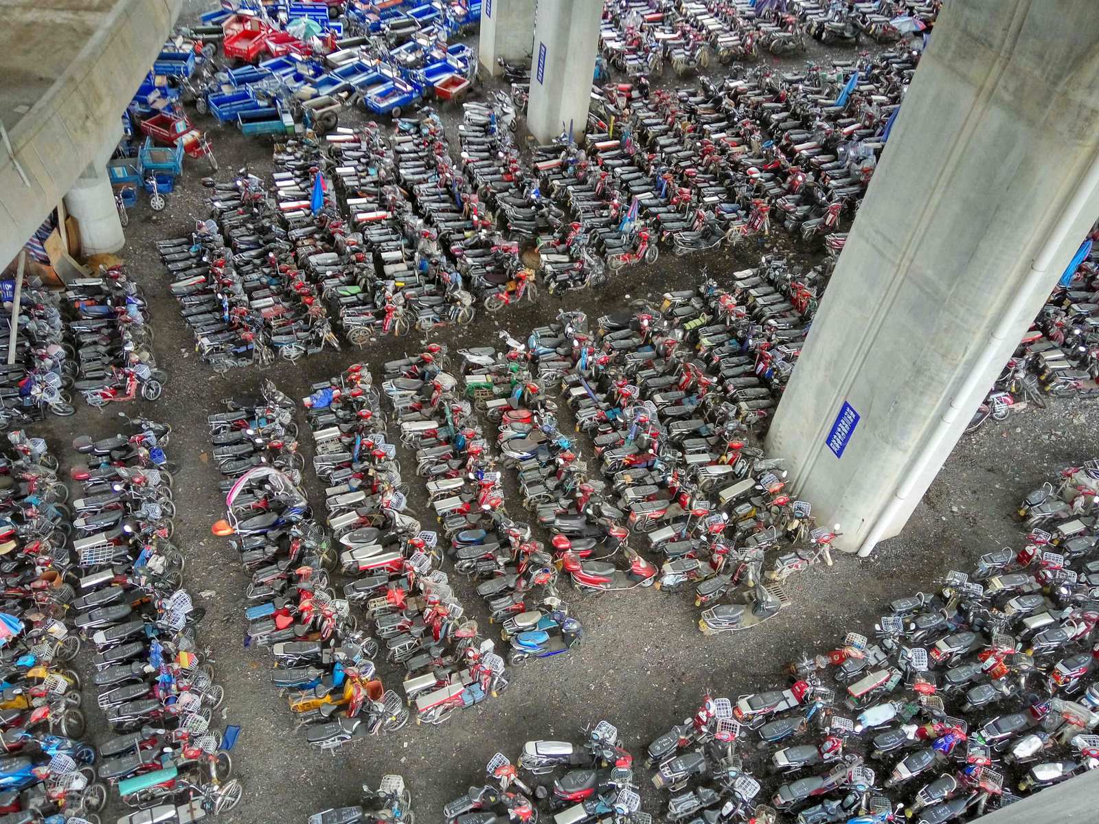 Filas de las bicicletas eléctricas incautados en un estacionamiento en Shenzhen, provincia de Guangdong, sur de China