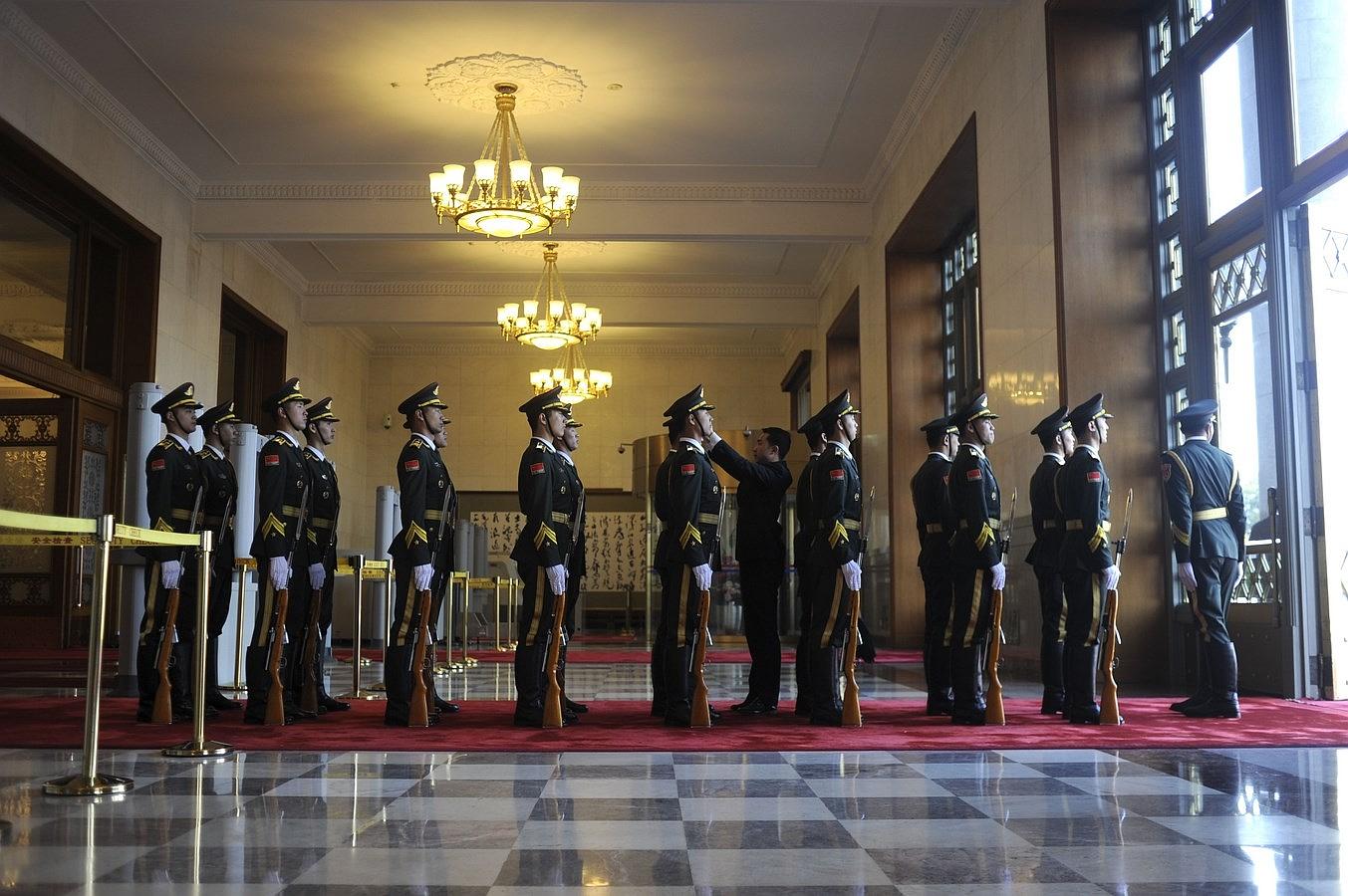 Guardias de honor chinos se preparan para la llegada del presidente de Nigeria, Muhammadu Buhari durante una ceremonia de bienvenida en el Gran Palacio del Pueblo en Beijing.