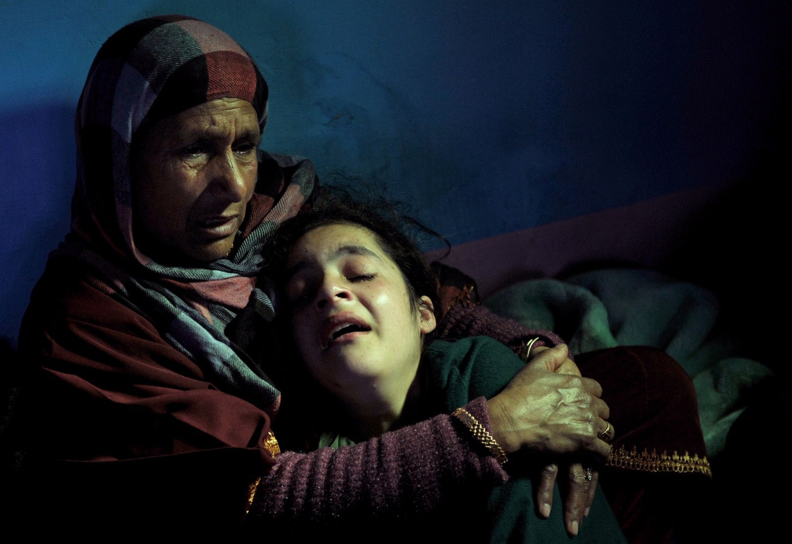 Parientes de Cachemira de Raja Begum, de 70 años, y que murió en enfrentamientos con las fuerzas de seguridad, lloran durante una procesión funeraria en Langate cerca Handwara.