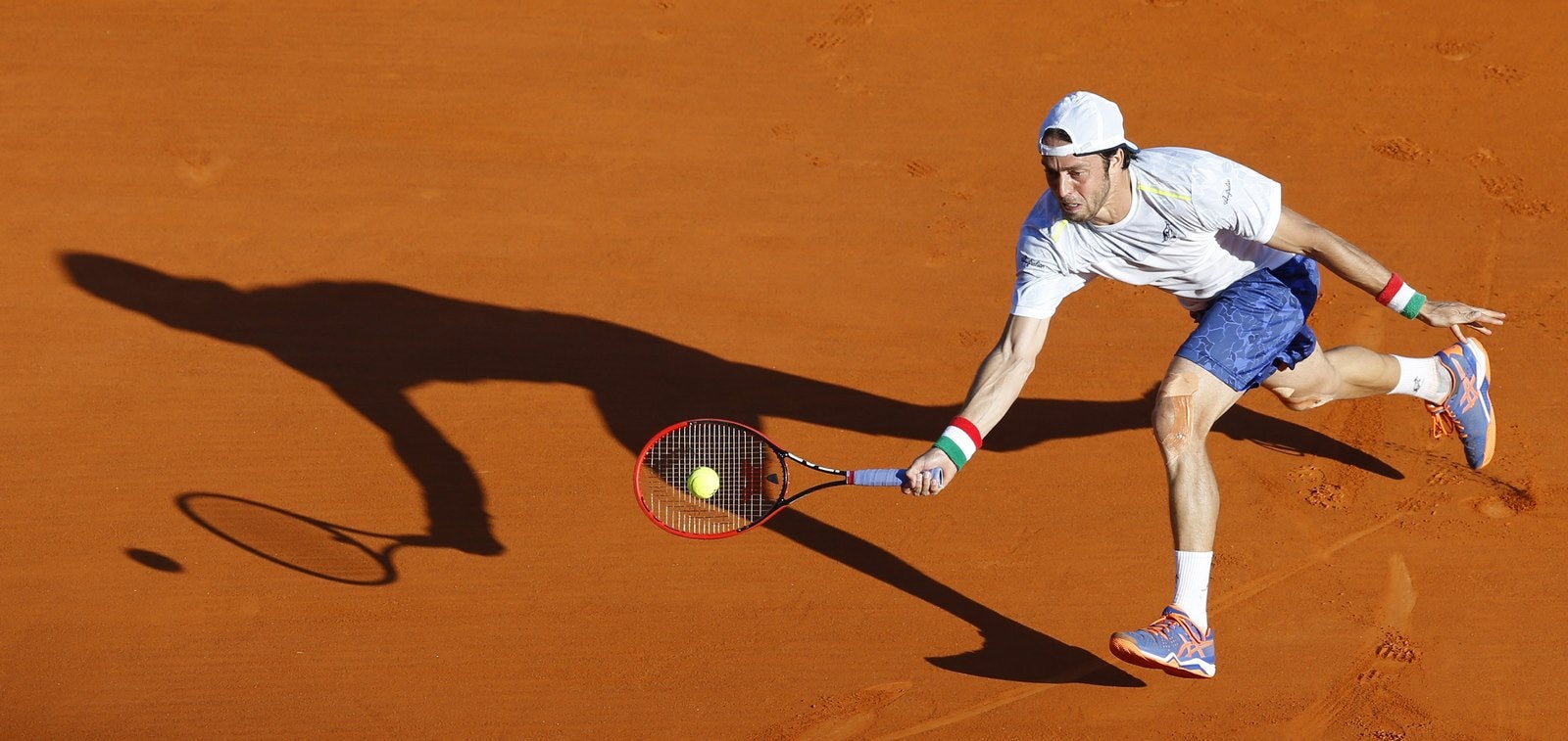 De Italia Paolo Lorenzi devuelve la bola durante el partido de tenis contra el francés Gael Monfils durante el torneo de Montecarlo ATP Masters Series, Mónaco.