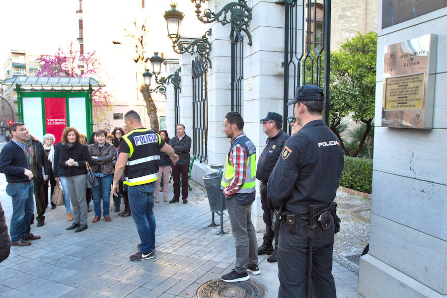 Ocho de la mañana. Agentes de la Policía inician la operación