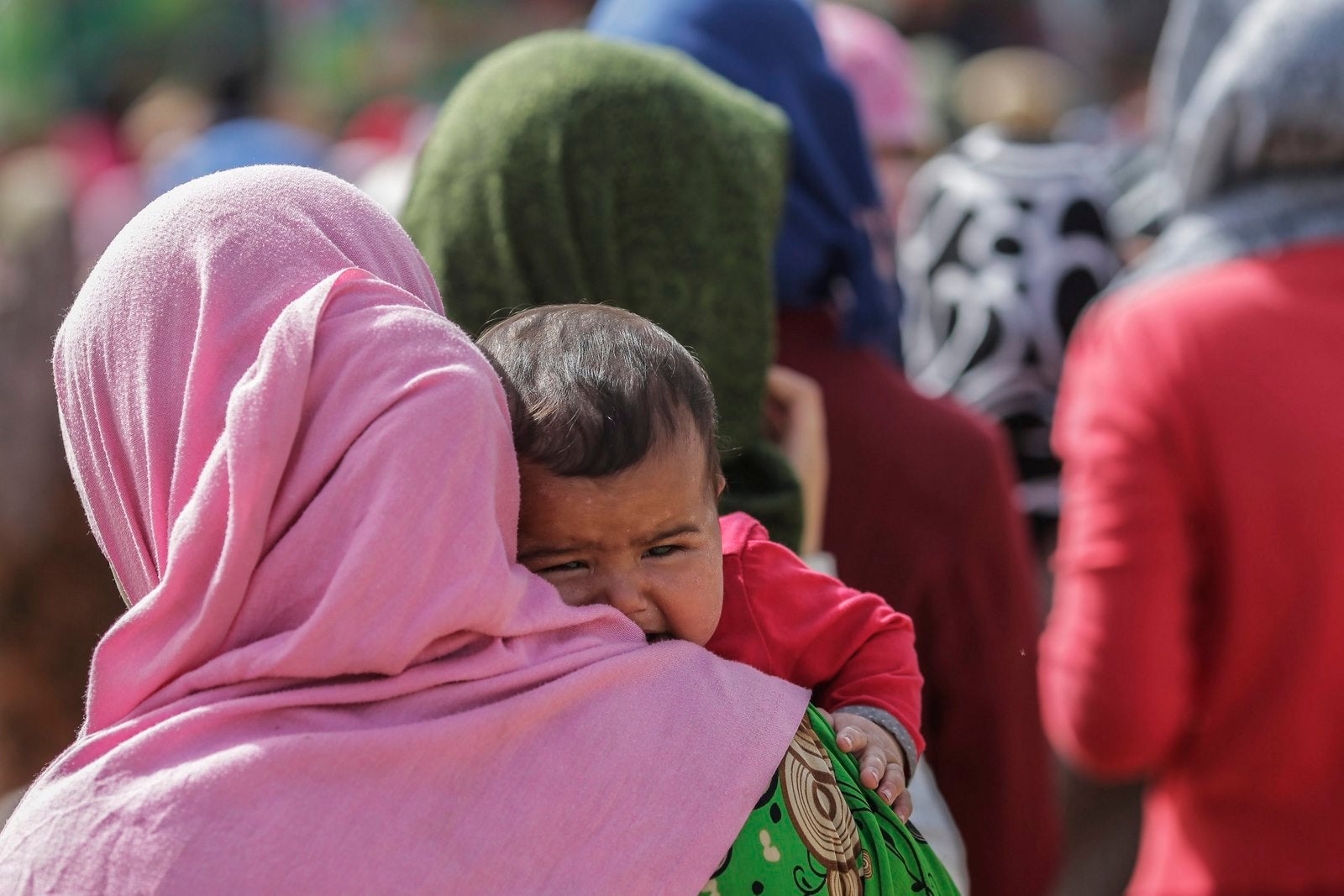 Un bebé llora en el campo de refugiados en Idomeni (Grecia)