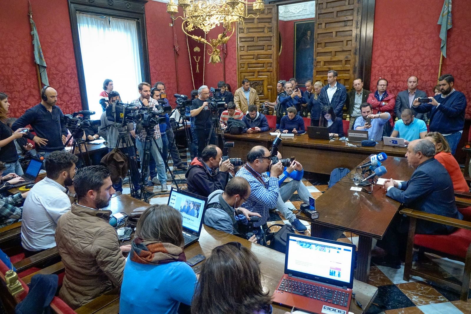 Las imágenes clave de la triple dimisión