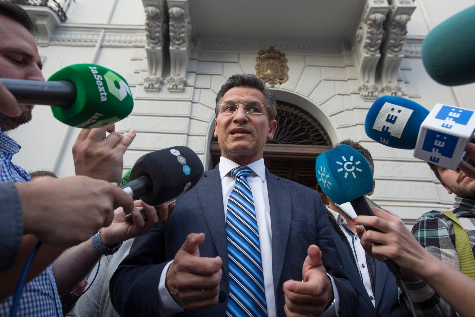 Las imágenes clave de la triple dimisión