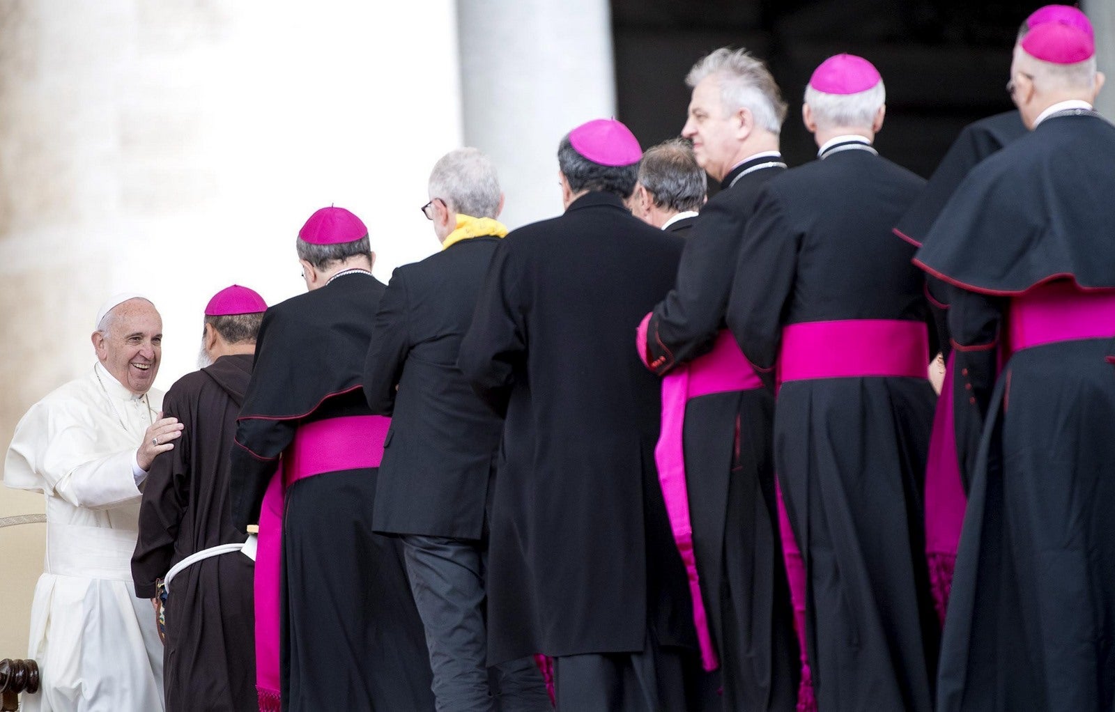 El papa Francisco al final de la audiencia general celebrada en la Plaza de San Pedro del Vaticano.