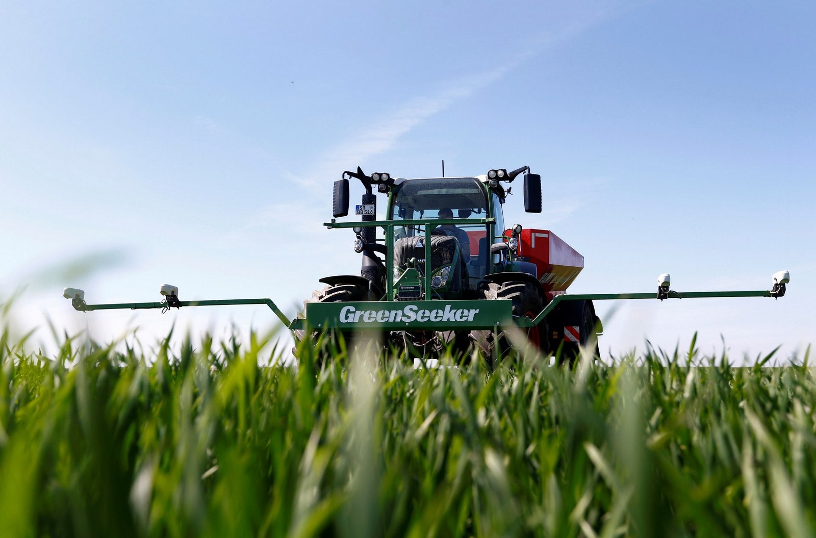 Tractor en un campo de trigo en la ciudad bávara de Irlbach cerca de Deggendorf, Alemania.