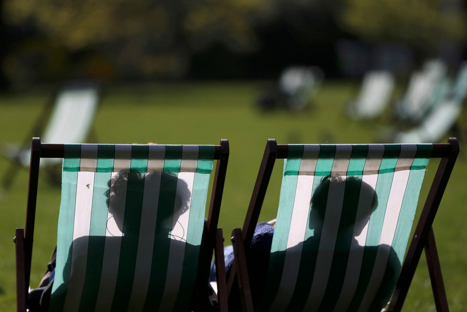 Gente en una tumbona en un día caluroso en Londres, Gran Bretaña